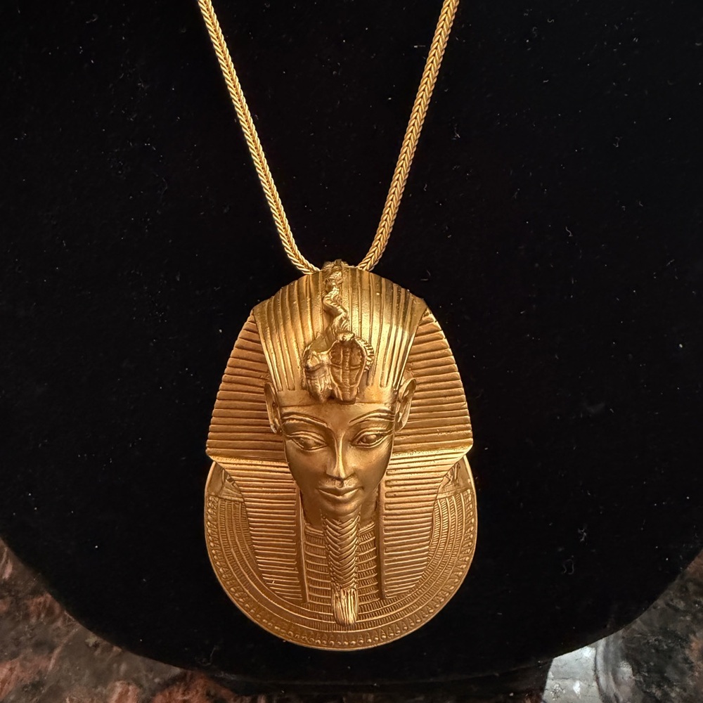 Metropolitan Museum Of Art MMA King Tut Gold Tone Pendant 1976 With Chain